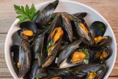 Moules mariniere, midye, kremalı, sarımsaklı ve maydanozlu demir kasede