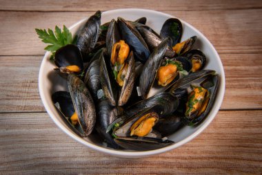 Moules mariniere, midye, kremalı, sarımsaklı ve maydanozlu demir kasede
