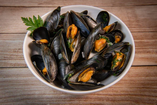 Moules mariniere, midye, kremalı, sarımsaklı ve maydanozlu demir kasede