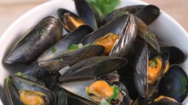 Moules mariniere, midye, kremalı, sarımsaklı ve maydanozlu demir kasede. Lezzetli Fransız yemeği.,