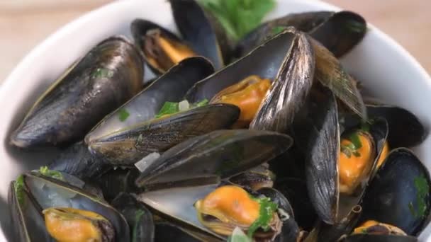 Moules mariniere, mussels, with cream, garlic and parsley in a iron bowl., Delicious French food, — Stock Video