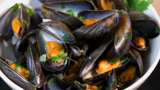 Moules mariniere, musslor, med grädde, vitlök och persilja i en järnskål., Läcker fransk mat, — Stockvideo