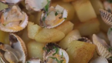 Kızarmış patatesli haşlanmış midye, mariniere tarifi.