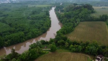 Bahar ve nehir Garonne, Bordeaux Vineyard, Gironde, Fransa 'daki Fronsac üzüm bağının hava manzarası