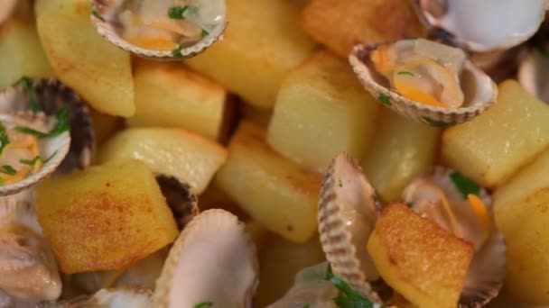 Gedämpfte Herzmuscheln mit Bratkartoffeln in der weißen Schüssel, Mariniere Rezept — Stockvideo