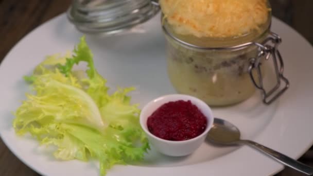 Nötkött paj recept med röda betor sås kokta med chili kryddor och sallad — Stockvideo