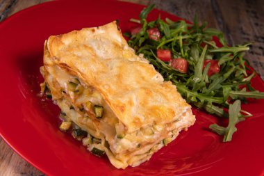 Keçi peyniri ve roka ile vejetaryen lazanya tarifi.