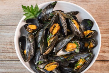Moules mariniere, midye, kremalı, sarımsaklı ve maydanozlu demir kasede