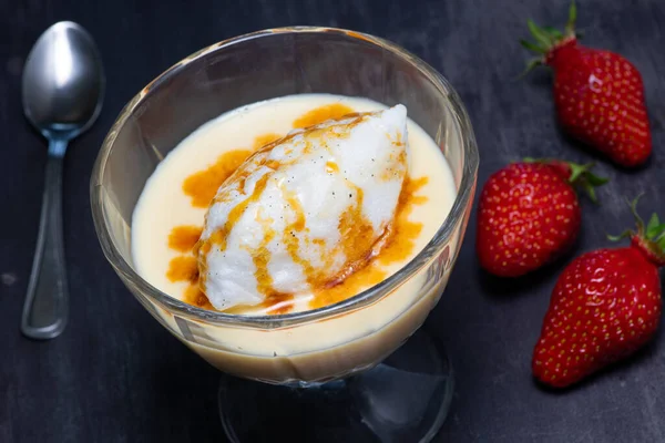 Ovos de neve e receita de creme no fundo preto — Fotografia de Stock