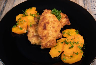 Ekmekli tavuk pirzolası ve havuç tarifi.