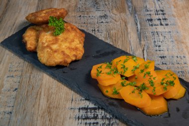 Ekmekli tavuk pirzolası ve havuç tarifi.