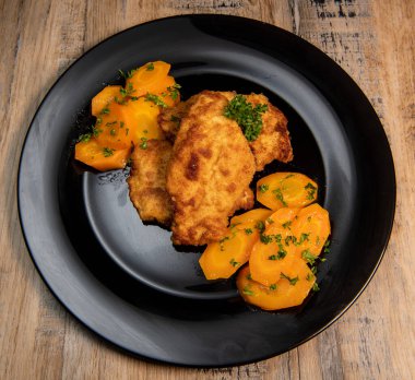 Ekmekli tavuk pirzolası ve havuç tarifi.