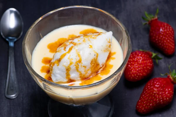 Ovos de neve e receita de creme no fundo preto — Fotografia de Stock