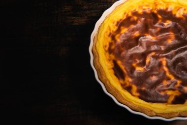 Parisli turta, bir tabak fotokopi alanında servis edilen klasik turta.