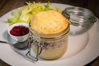 Kırmızı pancar soslu biftek turtası tarifi acılı ve salatalı.