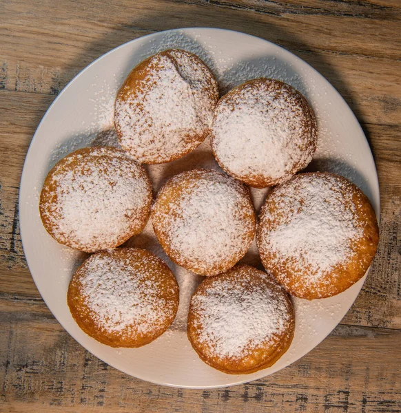 Свежеприготовленные пончики с абрикосовым джемом, называемые пончиками с желе, пончиками в США — стоковое фото
