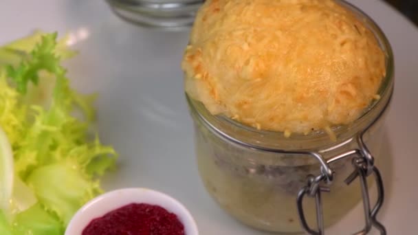 Hovězí koláč recept s červenou řepou omáčkou vařený s chilli kořením a salátem — Stock video
