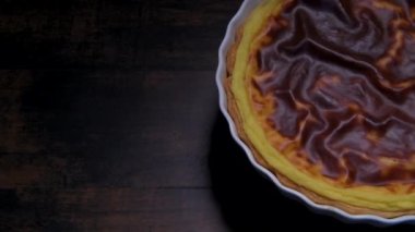 Parisli turta, pikabın üzerinde servis edilen bir tabak fotokopi masasında kesilmiş klasik turta.