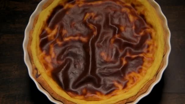 Parisiska Flan, skuren klassisk tårta serveras på en tallrik kopia utrymme på skivspelare — Stockvideo