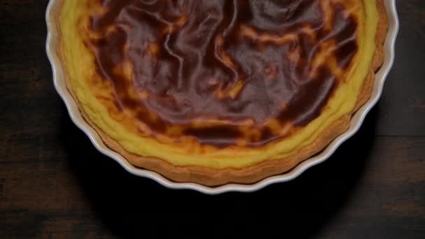 Flan parisino, tarta clásica cortada servida en un espacio de copia de placa en el tocadiscos — Vídeos de Stock