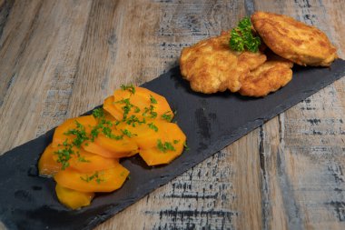 Ekmekli tavuk pirzolası ve havuç tarifi.