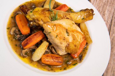 Tereyağlı sebzeli tavuk tarifi, havuç, mantar soslu şalgam, beyaz şaraba bulanmış ve tavuk suyuyla ıslanmış.