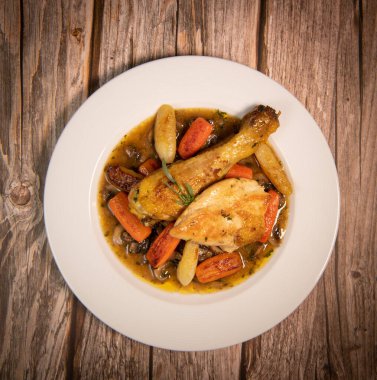 Tereyağlı sebzeli tavuk tarifi, havuç, mantar soslu şalgam, beyaz şaraba bulanmış ve tavuk suyuyla ıslanmış.