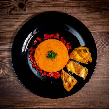 En iyi tavuk tarifi, 5 baharatlı, tatlı patates mousseline, biberler ikiye bölünmüş.