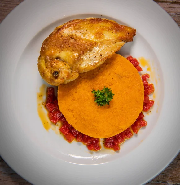 Chicken supreme recipe, gently cooked with 5 spices, sweet potato mousseline, peppers cut in half — Stock Photo, Image