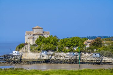 Talmont sur gironde, Nouvelle Aquitaine, Fransa 'nın ortaçağ şehrindeki kilise azizi radegonde.