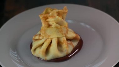Krep ve çikolata armut ve sadaka tarifi.