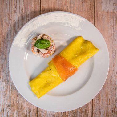 Somon ve domatesli omlet. Tabakta servis ediliyor. Geleneksel Norveç yemeği.