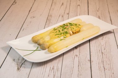 Büyük beyaz kuşkonmaz ve kabuklu mus tarifi.