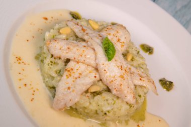 Fırında fileto, risotto ve pesto tarifi. Yüksek kalite fotoğraf