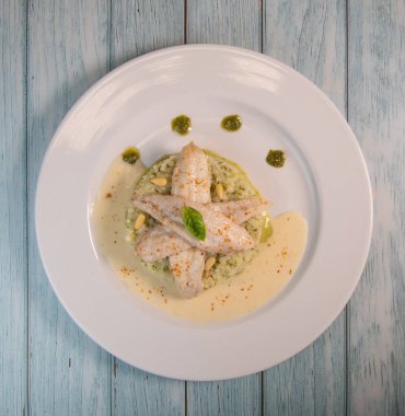 Fırında fileto, risotto ve pesto tarifi. Yüksek kalite fotoğraf