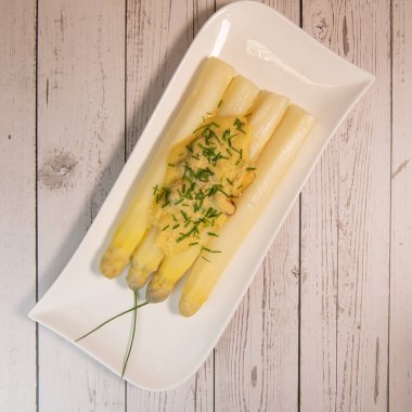 Büyük beyaz kuşkonmaz ve kabuklu mus tarifi. Yüksek kalite fotoğraf