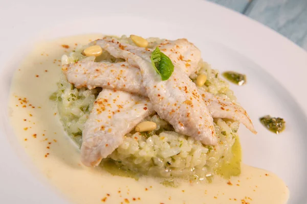 Bakad Sula Filé Risotto Och Pesto Recept Högkvalitativt Foto — Stockfoto