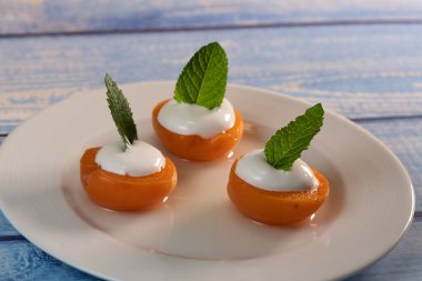 Böğürtlen çayı ve kremalı kayısı tarifi. Yüksek kalite fotoğraf