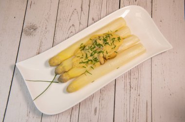 Büyük beyaz kuşkonmaz ve kabuklu mus tarifi. Yüksek kalite fotoğraf