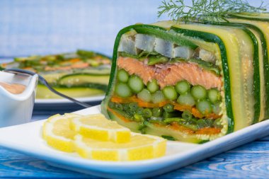 Mermer sebze, somon ve langoustine, terrine somon ve Langoustine tarifi. Yüksek kalite fotoğraf