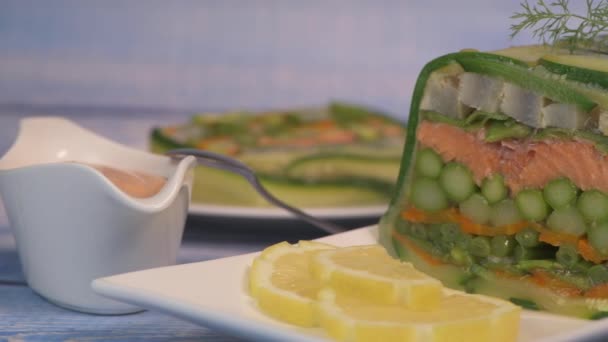 Recept van gemarmerde groenten, zalm en langoustines, terrine zalm groenten en langoustines — Stockvideo