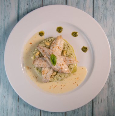 Pişmiş fileto, risotto ve pesto tarifi.