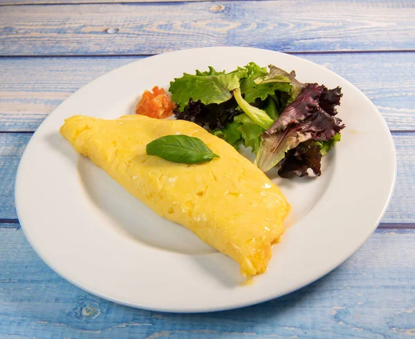 Tortilla con salmón y hierbas, servido en el plato, plato tradicional noruego — Foto de Stock