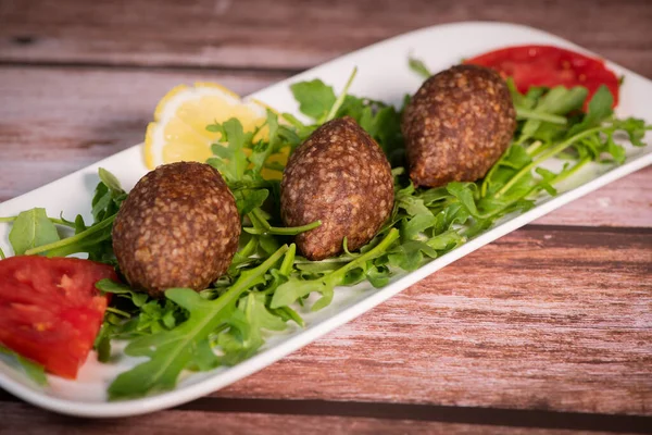 Pane tradizionale kebbe e pita su grande piatto rotondo nel ristorante libanese — Foto Stock