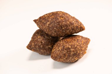 Lübnan restoranında büyük yuvarlak tabakta geleneksel kebbe ve pide ekmeği