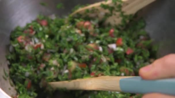 Tabbouleh salade Tabouli Recept gehakte peterselie — Stockvideo