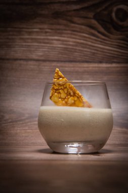 Bademli nougatine ile servis edilen armut ve vanilyalı Bavyera tarifi