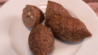 Lübnan restoranının pikabında geleneksel kebbe, yüksek kalite 4K görüntü.