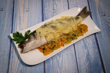 Balık tarifi, küçük sebzeli fırında levrek ve soğan sosu, köri, ekşi krema.