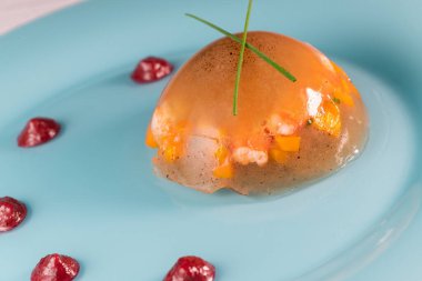 Karides ve biberli pancar çorbasından yapılmış bir jöle.